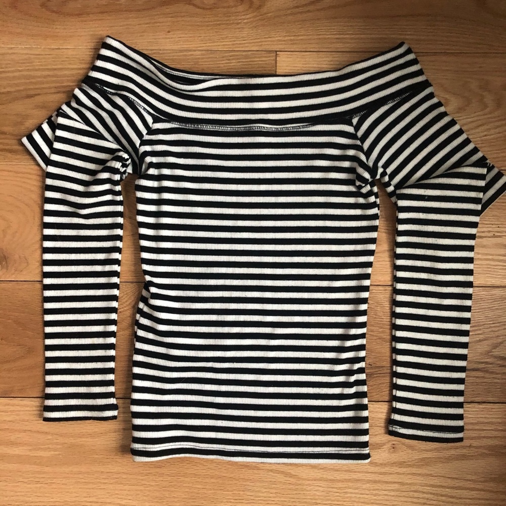 Off-the-Shoulder Stripped top